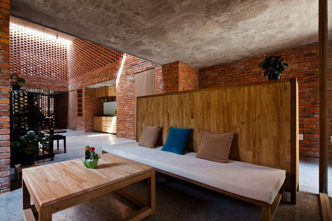 Các kiến trúc sư đã thiết kế một không gian chung lớn, kết nối các phòng chức năng như phòng khách, phòng ngủ, bếp, bàn ăn… ở xung quanh.