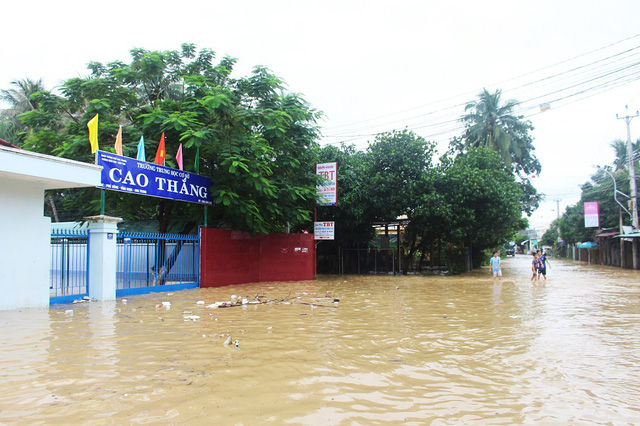 Mưa to nhiều ngày liên tiếp khiến cảnh báo tình trạng ngập lụt khu vực Bình Định đến Khánh Hòa.