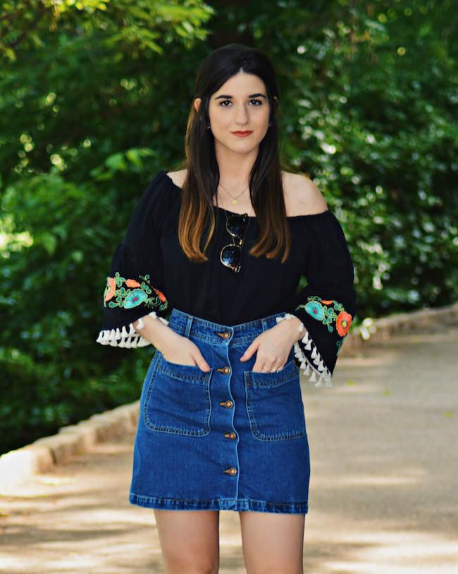 Dù không hề hở hang nhưng độ gợi cảm của chiếc áo này khó đâu sánh bằng. Đặc biệt, gam màu đơn sắc như đen khi đính thêm chút họa tiết hoa và ren thì mang hơi hướng bohoh rất hoang dã, phóng khoáng.