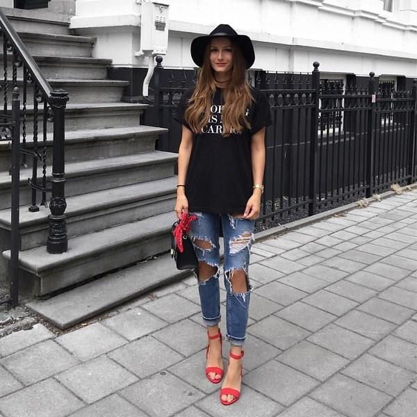 Mix cùng quần jean là công thức bất hủ nhưng luôn được lòng chị em. Nếu muốn nhấn nhá thêm, hãy chọn quần jean rách cá tính như thế này rồi thêm một vài phụ kiện là hoàn chỉnh.