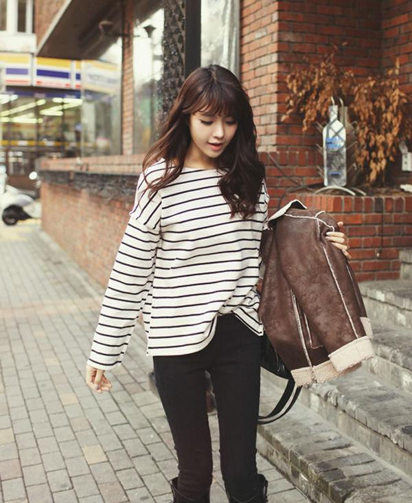 Combo áo phông kẻ sọc tay dài và quần skinny đen giúp nàng tự tin dạo phố.