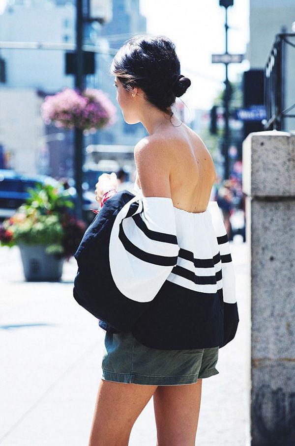 Với phần vai trễ gợi cảm, mọi ánh mắt sẽ tập trung vào đôi vai và phần cổ của các nàng. Muốn thêm phần trẻ trung, năng động, đừng ngại diện cùng quần short.