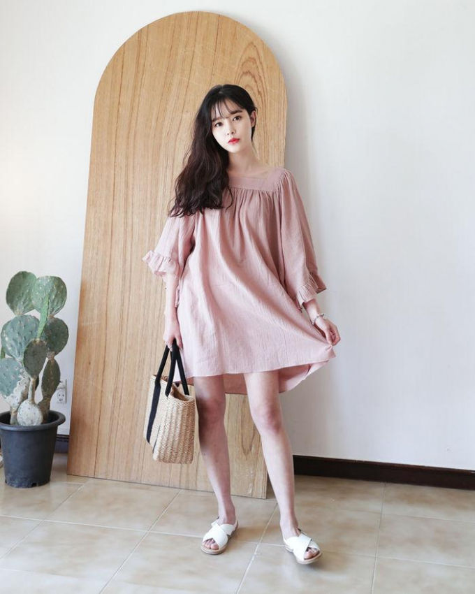 Bên cạnh đó, những chiếc váy babydoll chính là sự lựa chọn truyệt vời với những bạn có chân to.