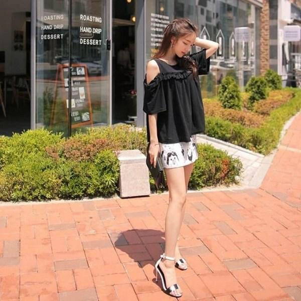 Cùng với chất liệu nhẹ và mát, babydoll trở thành dạng áo được ưa chuộng đặc biệt là trong tiết trời mát mẻ của dịp xuân về. Đặc biệt khi phối cùng chân váy thì cho ra một bộ cánh công sở hoàn hảo.