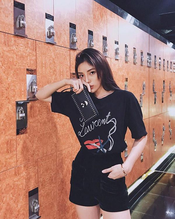 Ắt hẳn trong tủ đồ của mỗi cô gáu đều chứa ít nhất 1 hoặc 2 chiếc áo dáng xuông như Kỳ Duyên. Những thiết kế ngoại cỡ  này cũng là một gợi ý không hề tồi khi cần giấu bụng khẩn cấp. Nó mang đến sự mát mẻ, thoải mái và năng động cho người mặc cũng như ăn rơ với nhiều kiểu phối đồ.