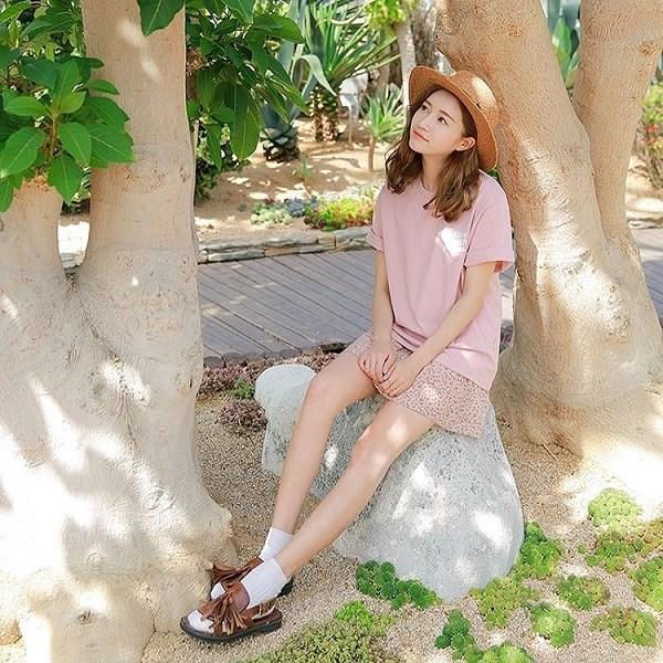 Tông hồng coral rất phù hợp với chị em châu Á,. Hãy chọn chiếc áo phông hồng nhẹ cùng chân váy hoa, vừa che được khuyết điểm lại trông rất dịu dàng nữ tính.