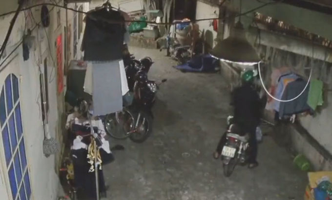   Kẻ bệnh hoạn đội mũ Grab trộm sạch đồ lót khi các nữ sinh ở khu nhà trọ đang ngủ.  