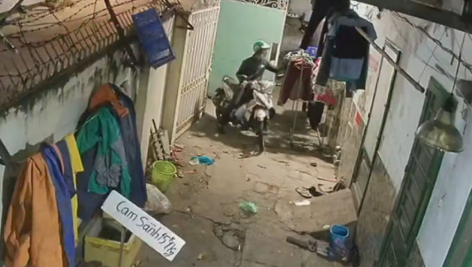 Kẻ bệnh hoạn đội mũ Grabbike trộm sạch đồ lót nữ ở khu nhà trọ TP.HCM