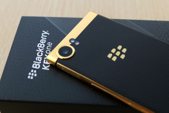 Công chế tác mạ vàng cho BlackBerry Passport ở giá 8 triệu đồng.