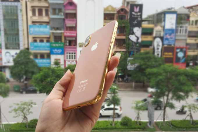 iPhone X mạ vàng 24K có giá từ 55 triệu đồng.