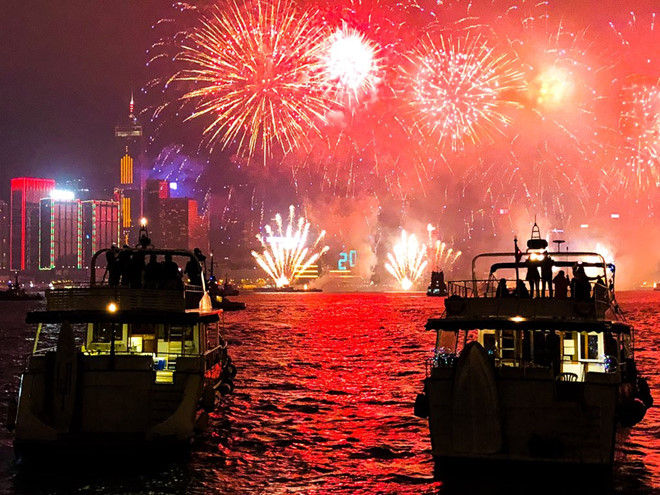 Người dân Hong Kong, Trung Quốc, chiêm ngưỡng trình diễn pháo hoa chào năm mới 2018 ở khu vực cảng Victoria. Ảnh: HKFP.