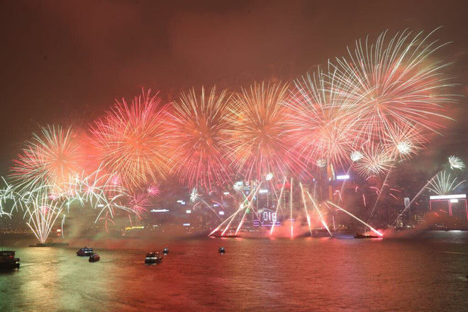 Pháo hoa trong đêm giao thừa ở đặc khu Hong Kong, Trung Quốc. Ảnh: Harbour City.