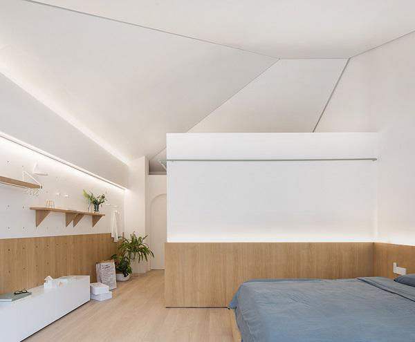 Phòng ngủ của bố mẹ được ốp tường gỗ kết hợp với màu sơn trắng nhẹ nhàng.