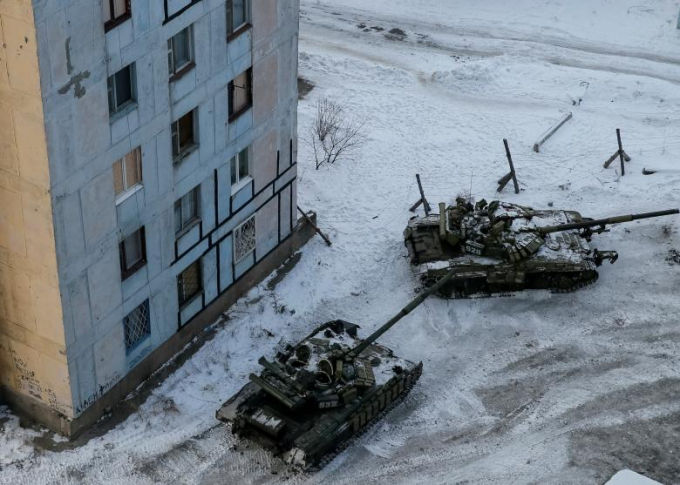   Xe tăng bị bỏ lại ở thị trấn công nghiệp Avdiyivka, Ukraine vào ngày 1/2. REUTERS/Gleb Garanich  