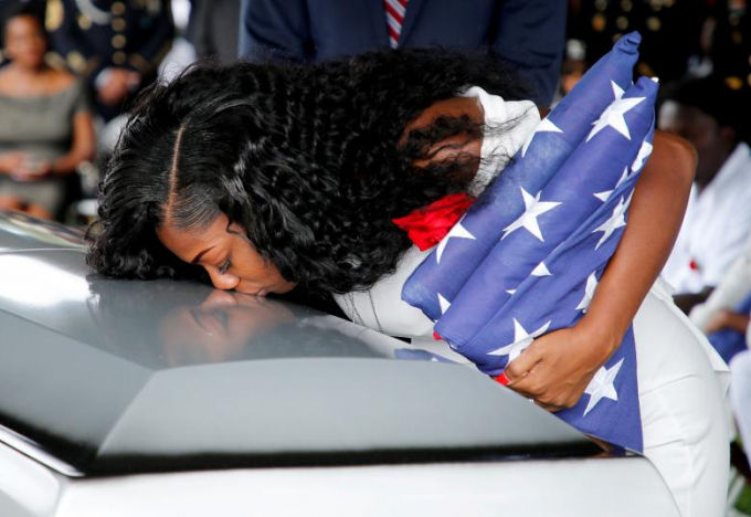   Myeshia Johnson, vợ của trung sĩ quân đội Mỹ La David Johnson, 1 trong 4 binh sĩ thiệt mạng ở Nigeria hôn từ biệt quan tài của chồng tại Hollywood, Florida, ngày 21 /10. REUTERS / Joe Skipper  