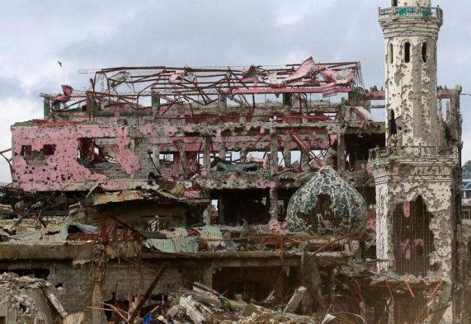   Nhà cửa và nhà thờ Hồi giáo bị hư hại bên trong thành phố Marawi, Philippines, ngày 25/10. REUTERS / Romeo Ranoco  