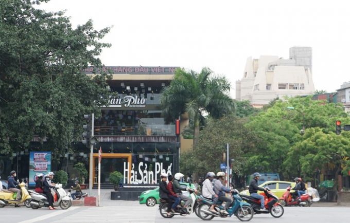 Dự án cống hóa kênh mương Phan Kế Bính (quận Ba Đình, Hà Nội), được giao làm bãi đỗ xe “biến tướng” thành nhà hàng kinh doanh.