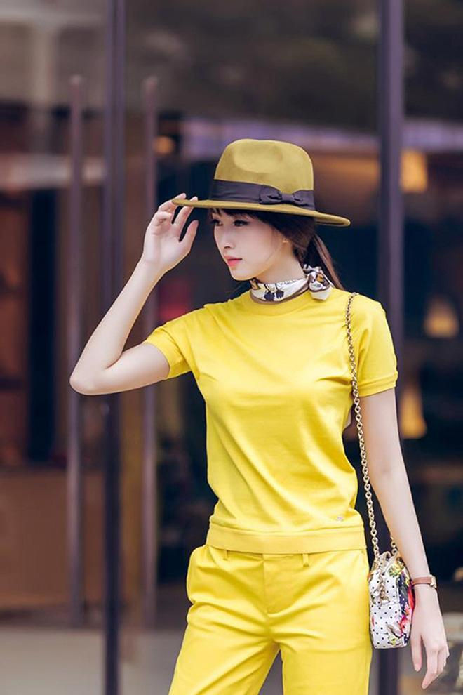 Sao Việt cũng đặc biệt yêu thích tông vàng may mắn này. Thu Thảo cũng từng diện bộ đồ vàng tôn da trong mùa hè. Một chiếc khăn mỏng mong tạo sự mềm mại nhất định cho chủ nhân.