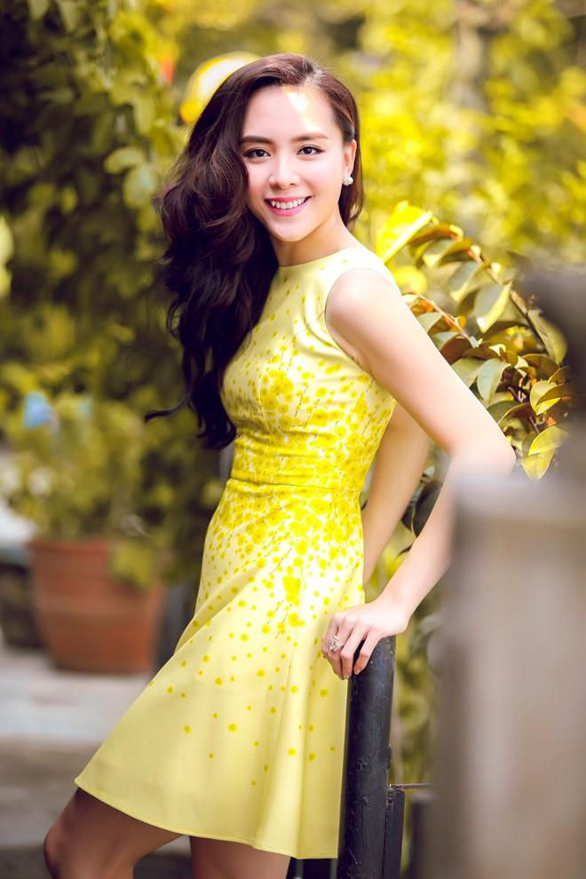 Dương Trương Thiên Lý với nụ cười tỏa nắng khoe vóc dáng thon trong mẫu váy hoa nhí.