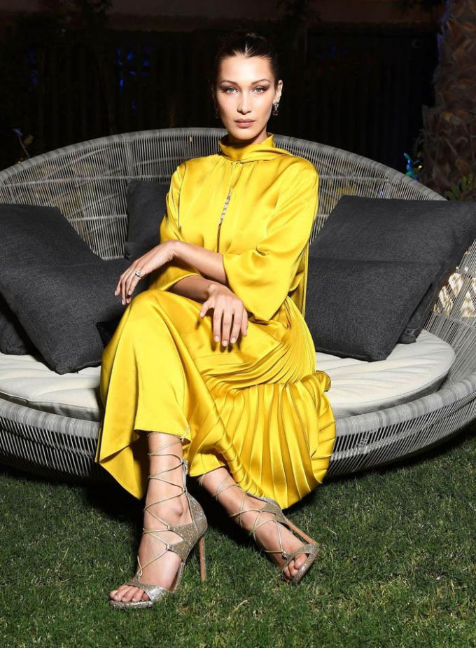 Bella Hadid tràn đầy năng lượng khi diện mẫu váy chất liệu cao cấp khi tham gia một hoạt động thời trang tại Dubai.