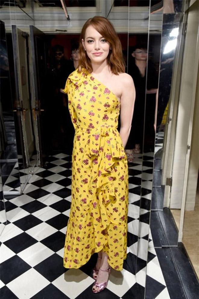Emma Stone trẻ trung và ngọt ngào với mẫu váy lệch vai họa tiết hoa nhí khi xuất hiện.