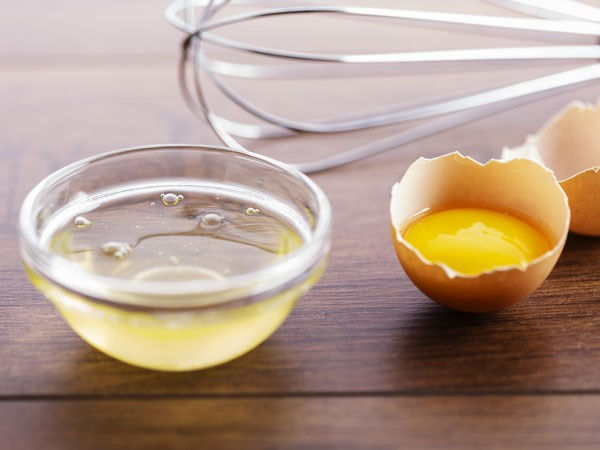 Bạn có thể thoa lòng trắng trứng trực tiếp trên da hoặc nhúng một miếng giấy ăn vào lòng trắng trứng rồi đắp lên mặt. Ảnh minh họa