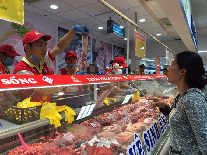 Người tiêu dùng mua thịt heo tại Siêu thị Co.opmart.