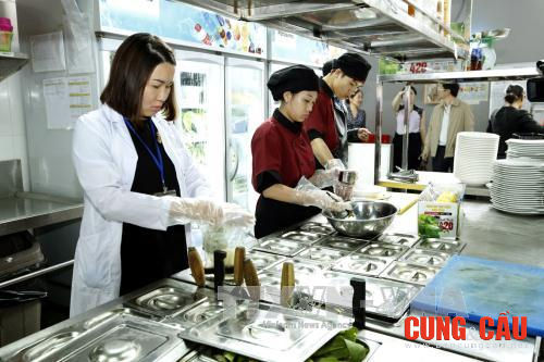 Nhân viên y tế lấy mẫu thực phẩm để xét nghiệm tại một nhà hàng kinh doanh ăn uống ở quận Hai Bà Trưng. (Ảnh: TTXVN)