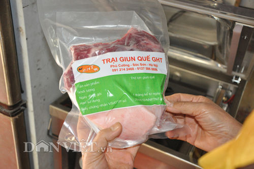 Cận cảnh một sản phẩm thịt heo được đóng gói, hút chân không hoàn chỉnh trước khi đưa đến các chuỗi của hàng sạch trong thành phố bán cho khách hàng Thủ đô.