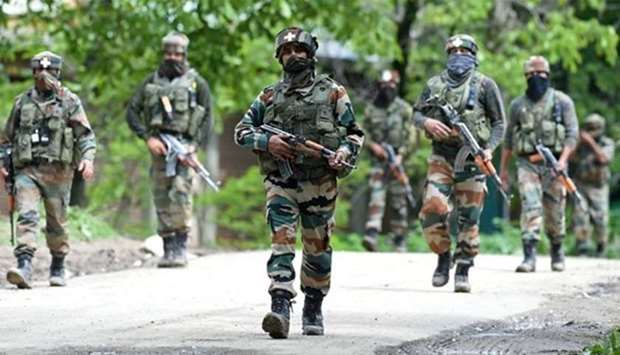 Binh sĩ Ấn Độ đi tuần ở Kashmir.