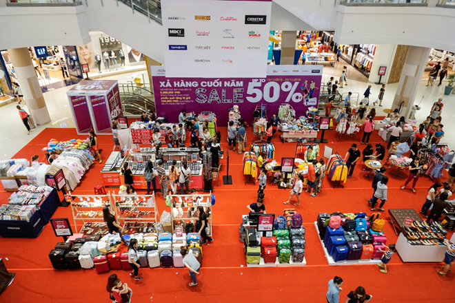 Các Tập đoàn bán lẻ nước ngoài đang ồ ạt đổ bộ vào Việt Nam. Trong ảnh: Người dân mua sắm ở Aeon Mall Tân Phú.
