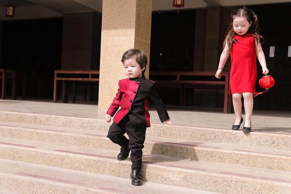 Elly Trần rất đầu tư khoản trang phục cho các con, mỗi dịp lễ, cô đều chọn đồ phù hợp và đồng điệu cho 2 bé. 