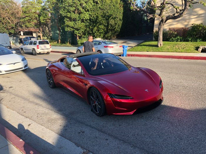 Chiếc Tesla Roadster chết máy, nằm giữa đường. Ảnh: Electrek