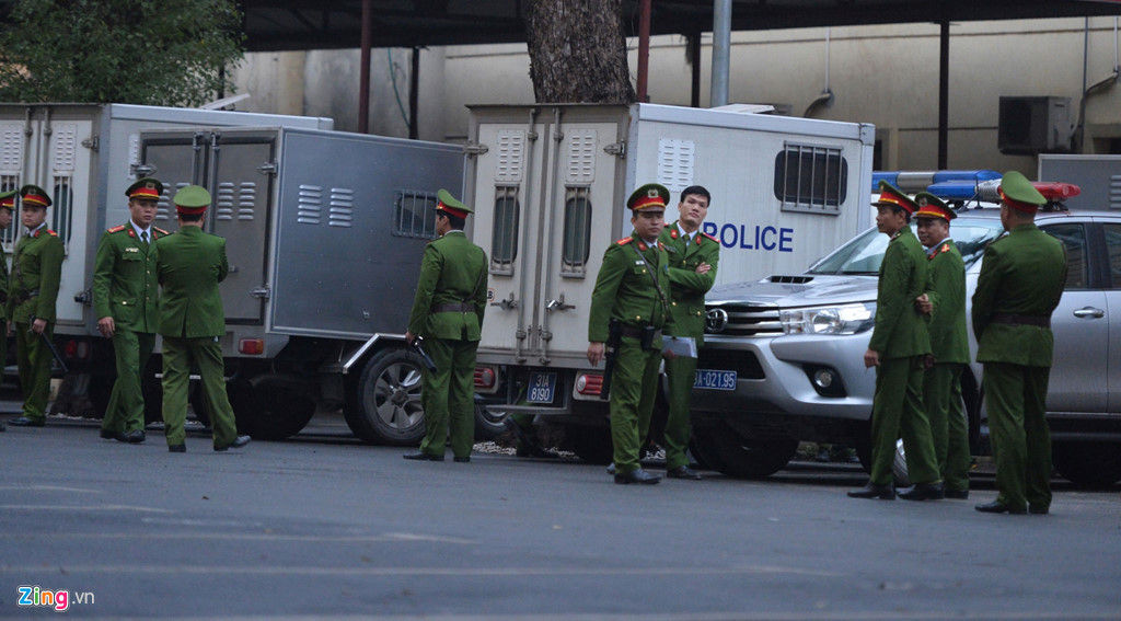 Hơn 6h30, các xe chở phạm nhân xuất hiện tại cổng tòa Hà Nội. Ảnh: Hoàng Hà.