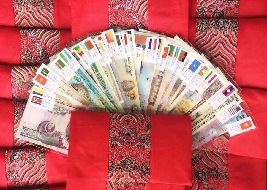 Bộ sưu tập 52 tờ tiền thật của 28 quốc gia trên thế giới đang được rất nhiều người tìm mua, vì sự độc, lạ. Ảnh: ViệtNamnet