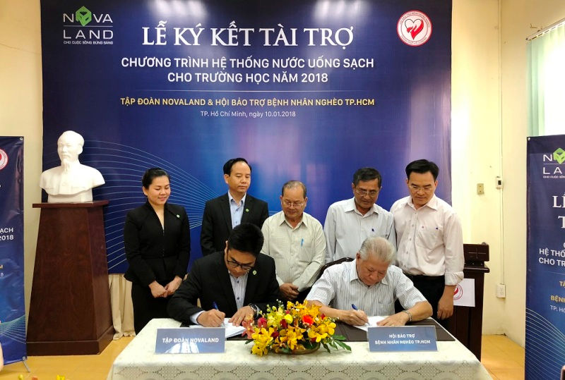 Ông Bùi Xuân Huy, Tổng Giám đốc Tập đoàn Novaland và ông Trần Thành Long, Chủ tịch Hội Bảo trợ bệnh nhân nghèo TP.HCM ký biên bản ghi nhớ tài trợ, thông qua kế hoạch thực hiện chương trình.