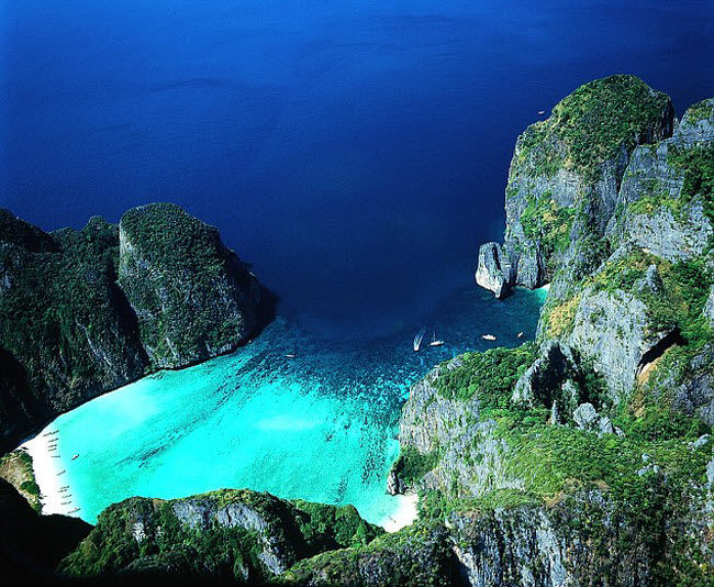 Nằm trên hòn đảo Koh Phi Phi Le thuộc quần đảo Phi Phi, bãi biển Maya Beach được sử dụng làm bối cảnh cho bộ phim The Beach của Leonardo DiCaprio. Nơi đây nổi tiếng với bãi cãi trắng mịn, nước biển trong xanh và được bao quanh bởi nhiều vách núi hùng vĩ.