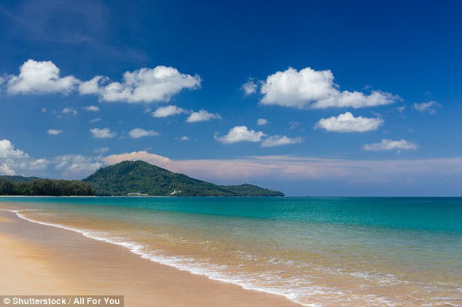 Mai Khao Beach là bãi biển dài nhất ở Phuket. Bãi cát vàng dài hơn 10 km, bắt đầu từ phía nam sân bay quốc tế trên đảo. Du khách thường tới đây nhiều nhất trong thời gian từ tháng 11 năm trước đến tháng 2 năm sau, để tận mắt xem rùa đẻ trứng.