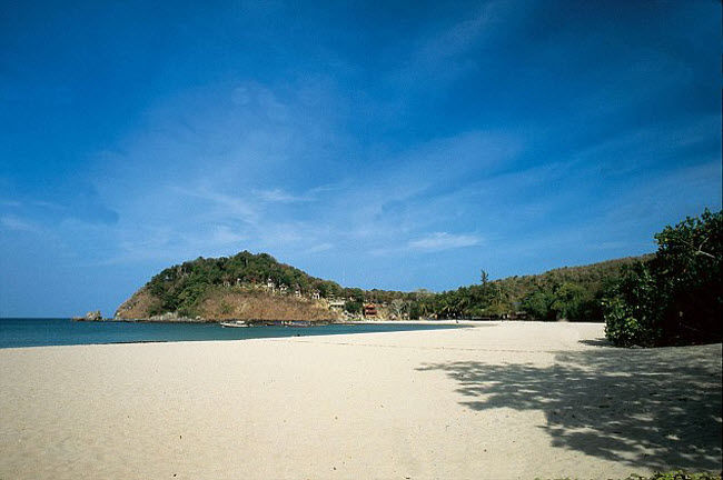 Koh Lanta Yai là địa điểm thu hút nhiều du khách nhất trong quần đảo Koh Lanta nhờ sở hữu các bãi biển đẳng cấp 5 sao. Nước biển ở đây tương đối phẳng lặng, đặc biệt phù hợp với trẻ em.