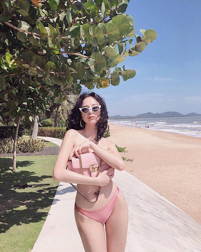 Bikini màu hồng pastel ton sur ton với túi xách Gucci GG Marmont. 