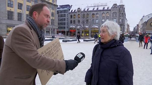 Phóng viên Baraldsnes đang phỏng vấn người dân Na Uy.