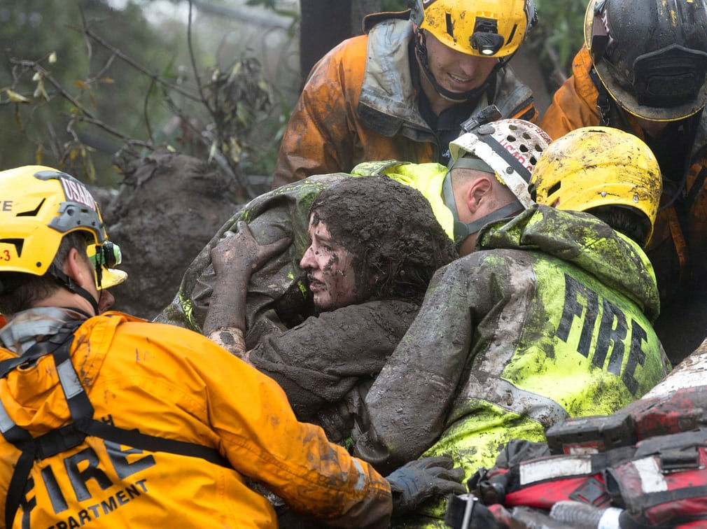   Các nhân viên cứu hộ đang kéo một cô gái 14 tuổi bị bùn vùi lấp trong một ngôi nhà ở Montecito, California (Mỹ). Ảnh: Kenneth Song / Santa Barbara News / Reuters  