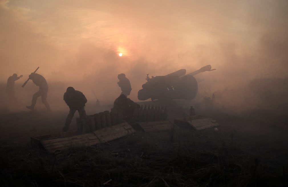   Các dân quân Ucraina đang vận hành một khẩu pháo gần làng Novoluhanske, Donetsk, Ukraina. Ảnh: Markiian Lyseiko / EPA  