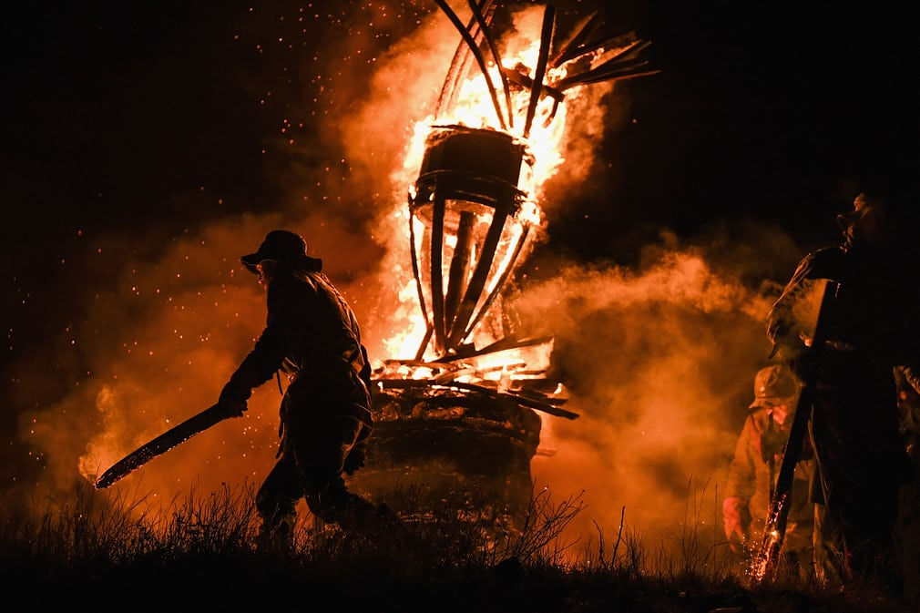   Người dân đốt lửa trong một lễ hội mừng năm mới của người dân ở Hillie Hill, Burghead (Scotland). Lễ hội ra đời vào năm 1750. Ảnh: Jeff J Mitchell / Getty Images  
