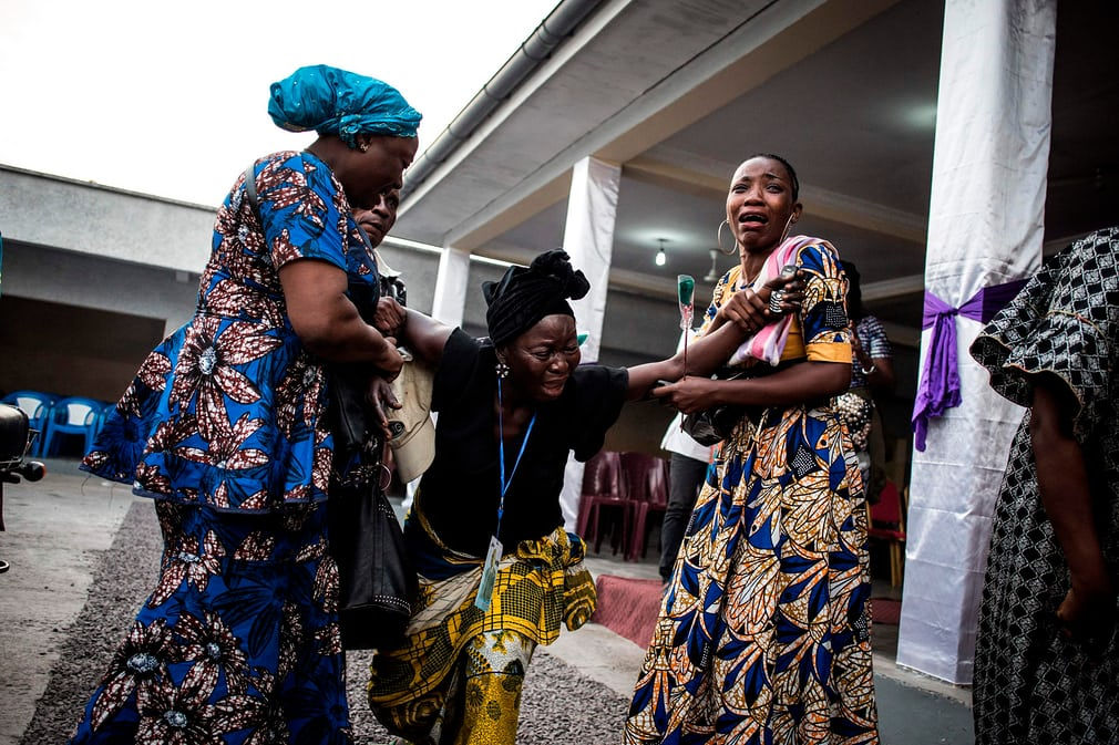   Các thành viên trong gia đình của một người bị giết trong một cuộc biểu tình ở Kinshasa (Cộng hòa Dân chủ Công Gô) đau khổ khi nhận quan tài của thân nhân của họ ở nhà xác bệnh viện. Ít nhất năm người đã thiệt mạng trong các cuộc đụng độ vào ngày 31 tháng 12 năm 2017, khi cảnh sát đột nhập vào các nhà thờ, bắn vào đám đông để giải tán biểu tình ở thủ đô Kinshasa và thành phố Kananga. Ảnh: John Wessels / AFP / Getty Images  