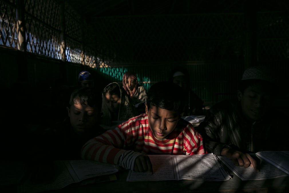 Những đứa trẻ tị nạn người Rohingya đang đọc kinh Koran tại trường học trong trại tị nạn Balukhali (Cox's Bazar, Bangladesh). Hơn 650.000 người Rohingya đã vượt biên giới sang Bangladesh từ tháng 8 năm ngoái để chạy trốn bạo lực ở bang Rakhine (Myanmar). Hình ảnh: Allison Joyce / Getty Images