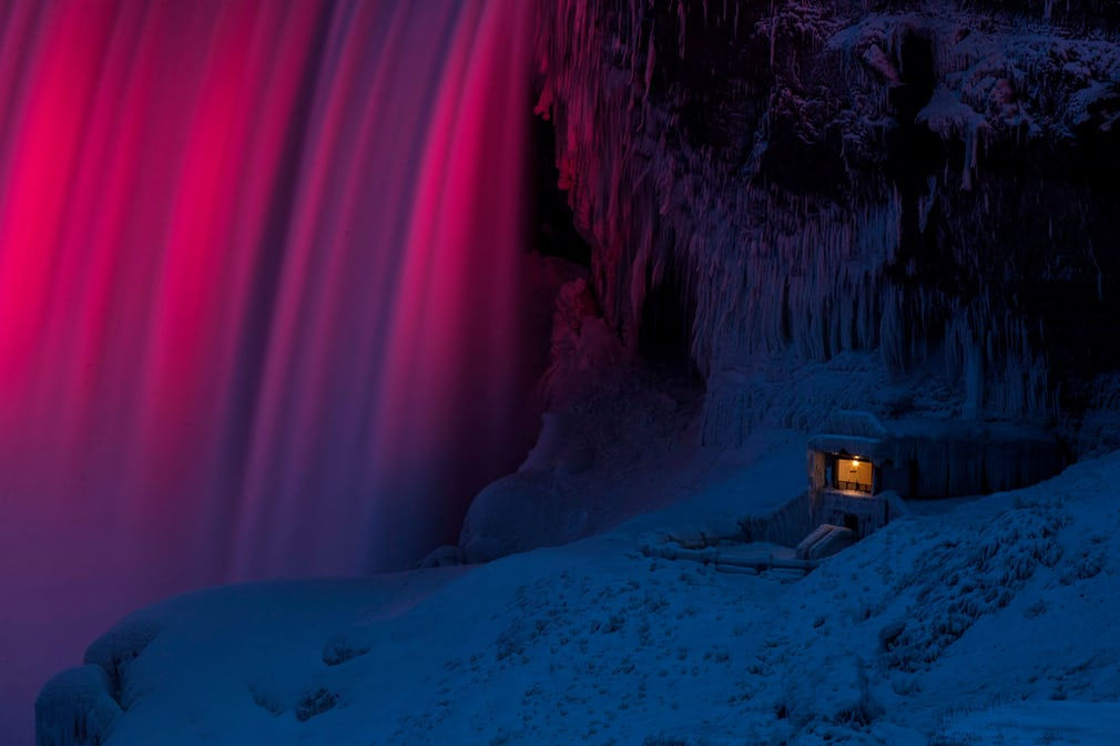   Một điểm quan sát dưới thác nước Niagara bị bao phủ bởi băng ở Ontario (Canada). Ảnh: Geoff Robins / AFP / Getty Images  