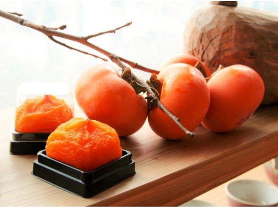  Hồng dẻo nguyên quả Hàn Quốc được sấy khô tự nhiên nên có vị ngọt dịu tùy loại, có thể được đóng thành khay vài quả hoặc đóng hộp riêng từng quả được bán với giá từ 400.000 - 1,2 triệu đồng/hộp.