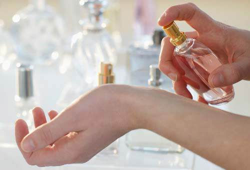 Chỉ được xịt nước hoa ở cổ tay, cổ… và các bô phận khác trên cơ thể. Tuyệt đối đừng để nước hoa chạm phải da mặt của bạn.