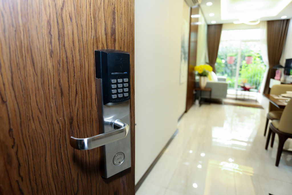 Mỗi căn hộ được trang bị cửa gỗ cao cấp và khoá số điện tử đảm bảo an ninh.